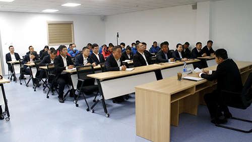 公司黨委副書記、工會(huì)主席紀(jì)景臣為景區(qū)運(yùn)營(yíng)一線黨員、積極分子講黨課